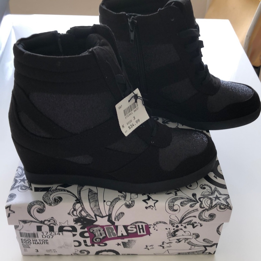Girls shoe/sneaker wedge heel